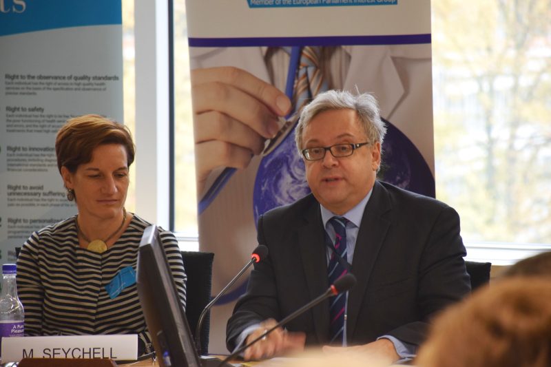 La Commission défend les vaccins pour tous
