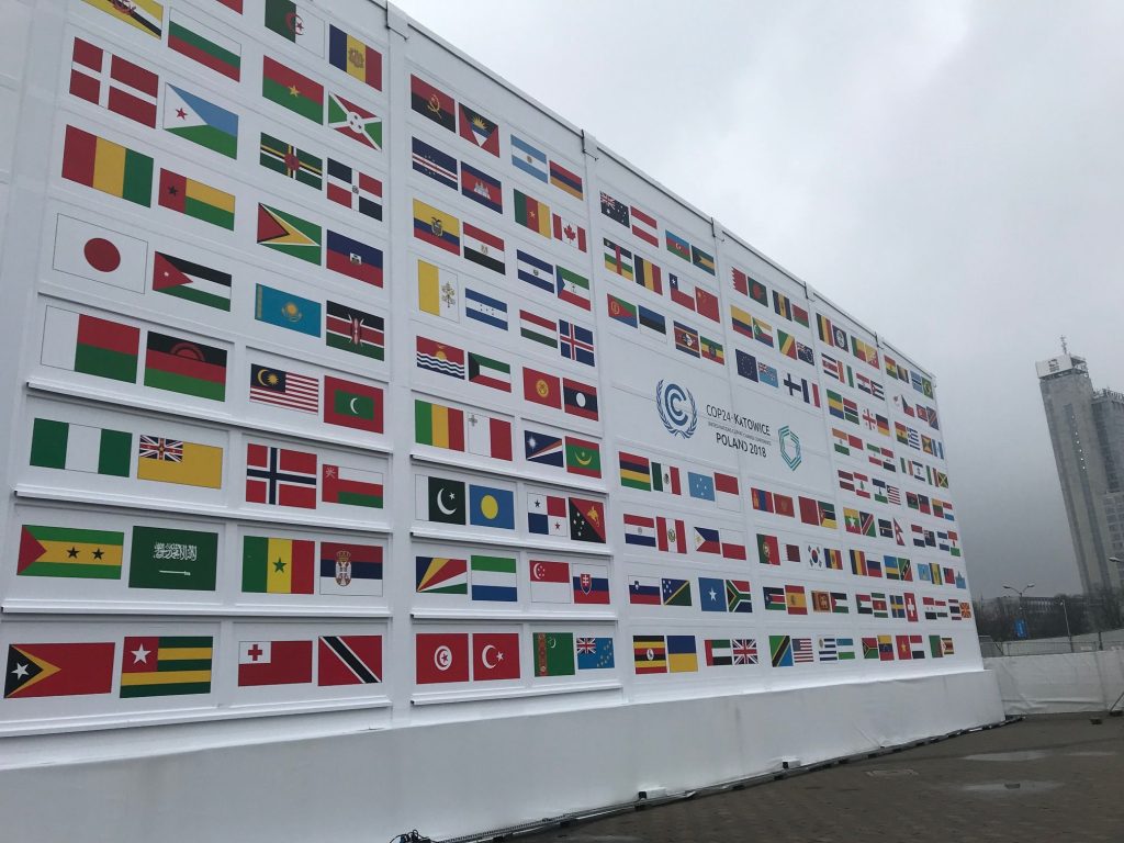 Les drapeaux des 196 signataires de l&rsquo;accord de Paris, à Katowice en Pologne
