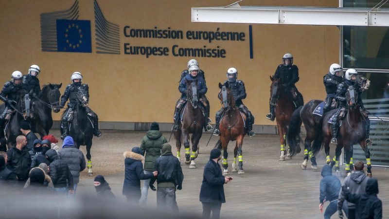 Heurts entre police et anti-migrants dans le quartier européen à Bruxelles