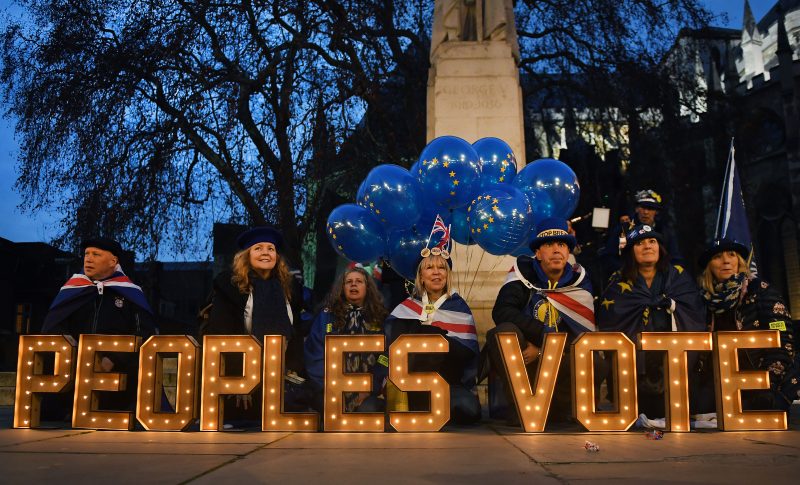 May contrainte de reporter le vote du Parlement sur l’accord de Brexit