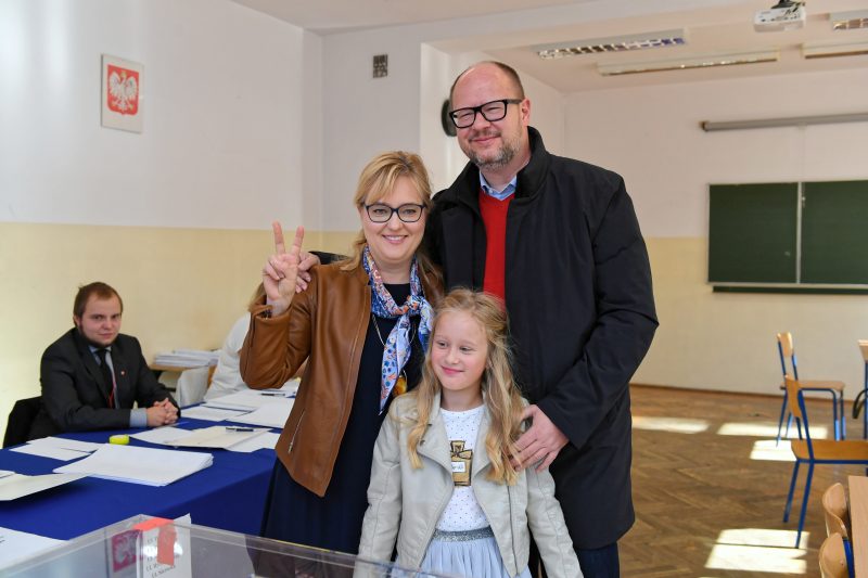 Le maire de la ville polonaise de Gdańsk poignardé en public