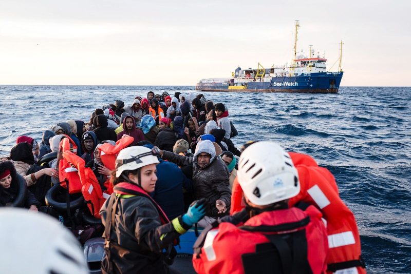 Abandonnés en Méditerranée, des migrants cessent de s'alimenter