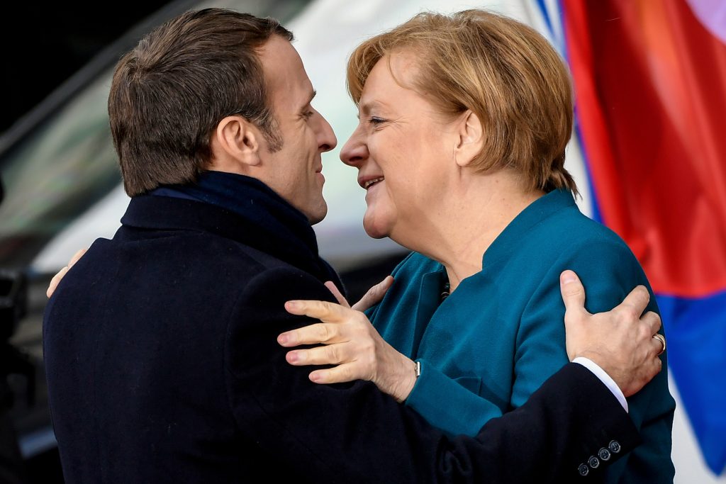 Angela Merkel à la tête de la Commission européenne, le scénario séduit le président français.