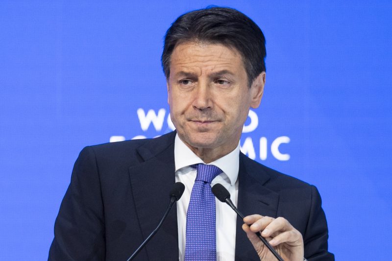 L’Italien Giuseppe Conte bravache face à l’UE et la France