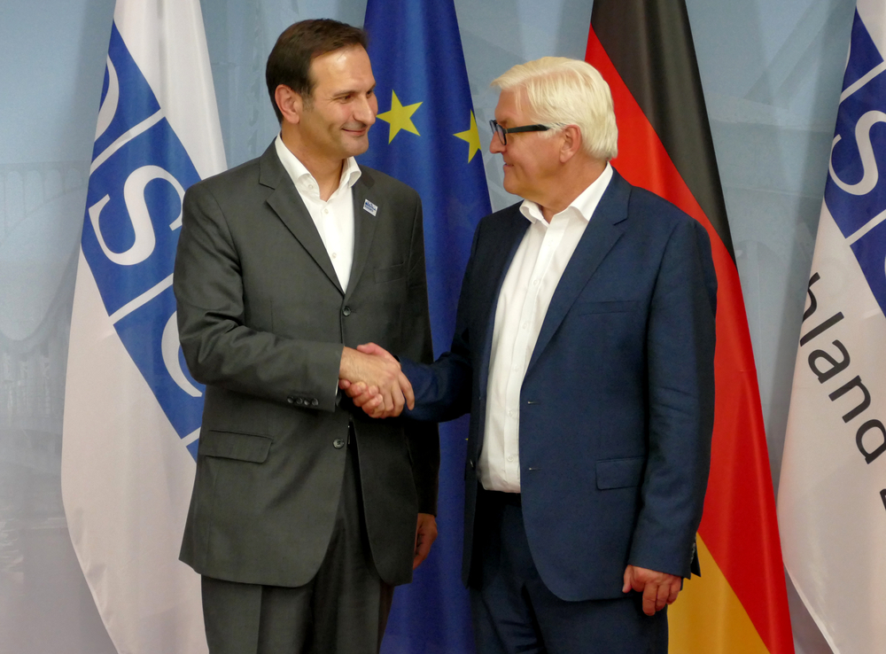 Miro Kovac, à gauche, avec Peter Altmeier, ministre allemand des affaires étrangères. shutterstock_510155800