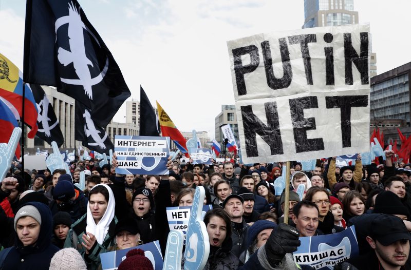 Les Russes manifestent contre le contrôle d'Internet par l’État