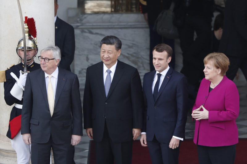 Face à Xi Jinping, Macron, Merkel et Juncker cherchent une unité européenne