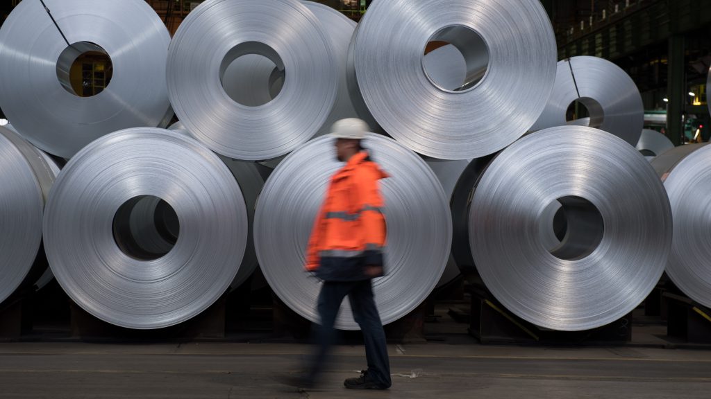Les collies en acier du sidérurgiste allemand Salzgitter AG sont stockées à Salzgitter, Allemagne, le 22 mars 2018 ILE) – Steel collies from German steel manufacturer Salzgitter AG are stored in Salzgitter, Germany, 22 March 2018 (reissued 26 April 2018). US President Donald J. Trump on 13 March 2018 had signed a declaration to impose tariffs of 25 percent on steel imports and 10 percent on aluminum imports. The 28-nation European Union has a temporary waiver from the tariffs until 01 May 2018. The German government does not expect an extension of the exemption, according to media reports of 26 April 2018.  EPA-EFE/DAVID HECKER