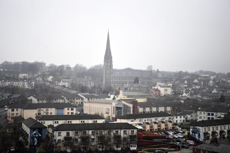 Irlande du Nord : une femme tuée lors d’affrontements à Londonderry