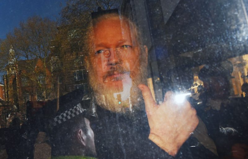Qui est Julian Assange, le controversé lanceur d’alerte arrêté par la police britannique ?