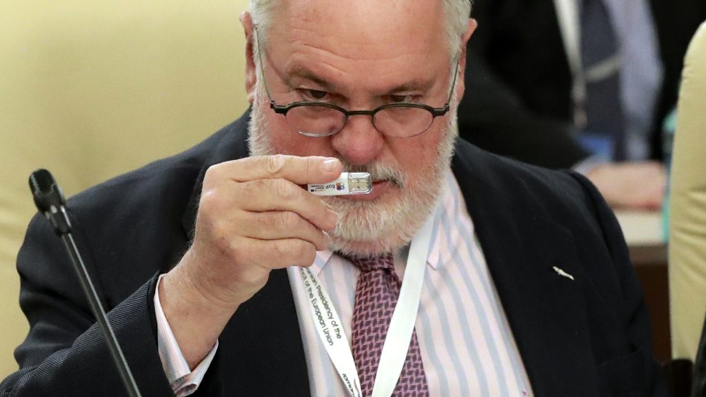 epa07479519 Miguel Arias Canete, EU Commissioner for Energy and Climate Action checks a USB memory stick received from organizers prior to the start of the Informal meeting of the Energy Ministers of the EU member states, held at Parliament Palace in Bucharest, Romania, 02 April 2019.  EPA-EFE/ROBERT GHEMENT