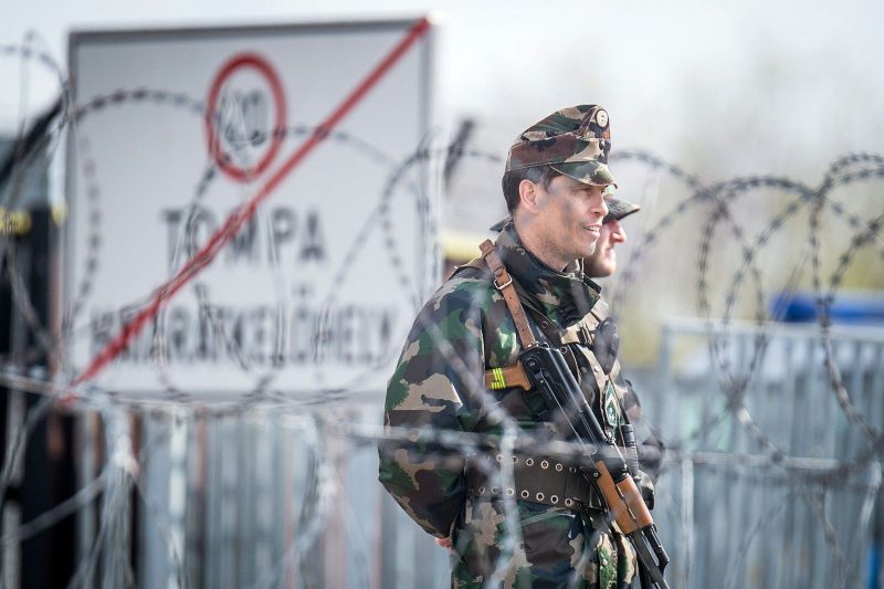 Un expert de l’ONU s’inquiète des conditions de détention des migrants en Hongrie
