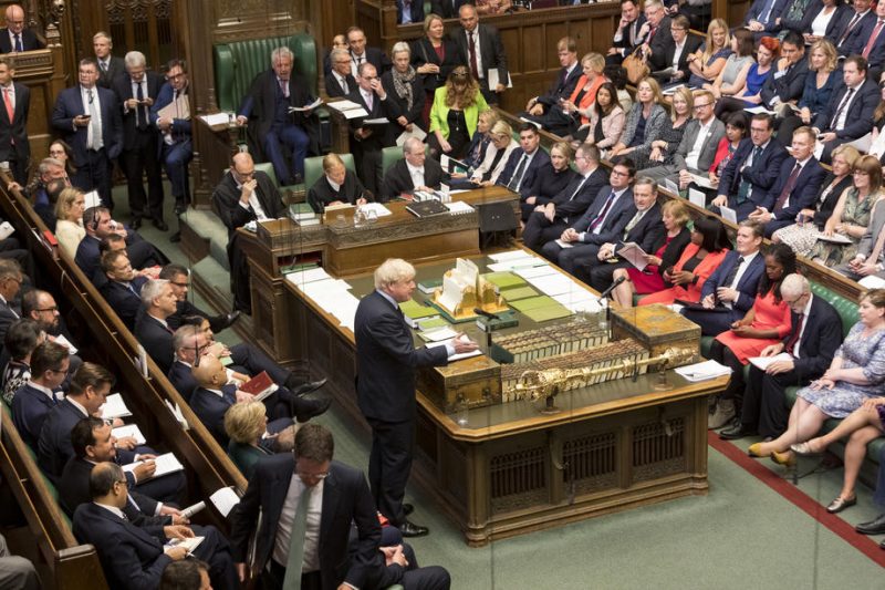 Affaibli par une défaite au parlement, Johnson prévoit des élections anticipées