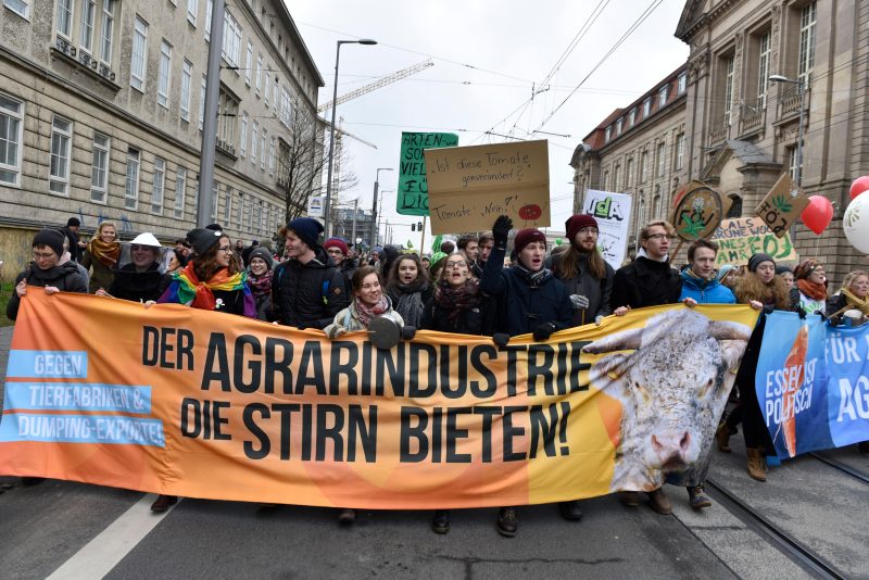 Le monde agricole manifeste contre la future PAC devant le Parlement européen