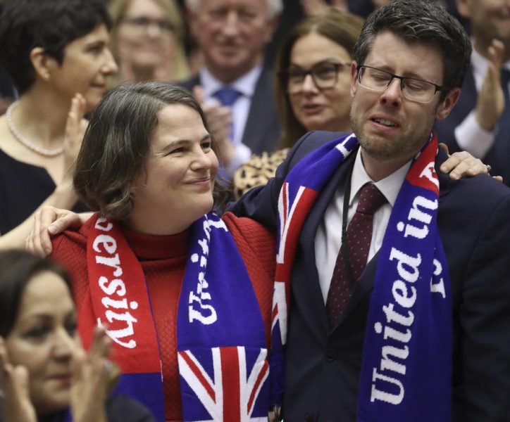« Ce n’est qu’un au revoir ». Pour le Brexit, les eurodéputés chantent dans le Parlement européen