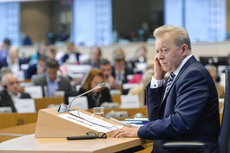 Le commissaire à l’agriculture part en campagne contre l’élevage intensif