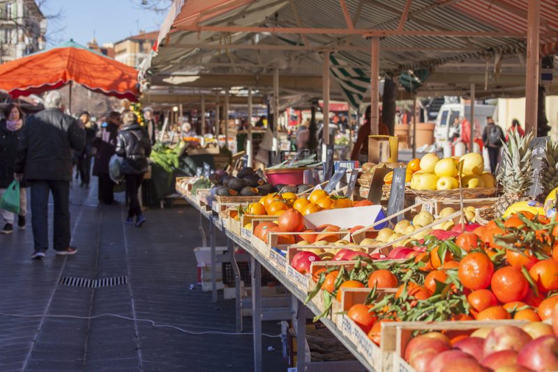 Les marchés alimentaires restent interdits, mais les dérogations se multiplient