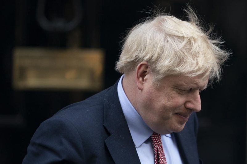Boris Johnson, positif au COVID-19, hospitalisé pour des examens
