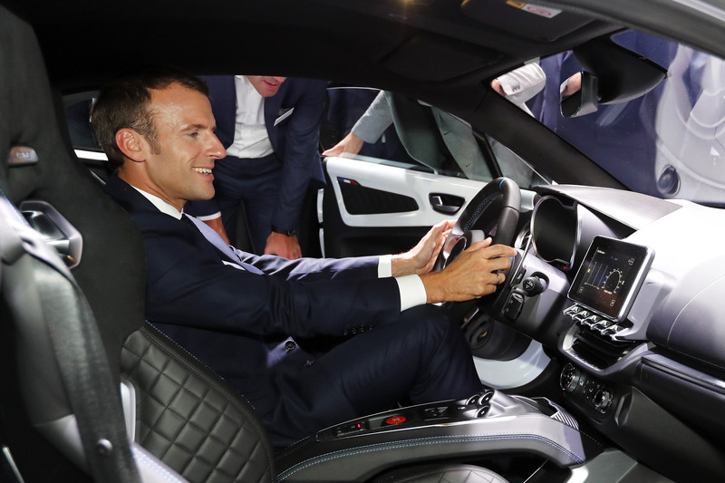 Macron demande aux constructeurs automobiles de revenir au « Made in France » contre une aide de 8 milliards d'euros