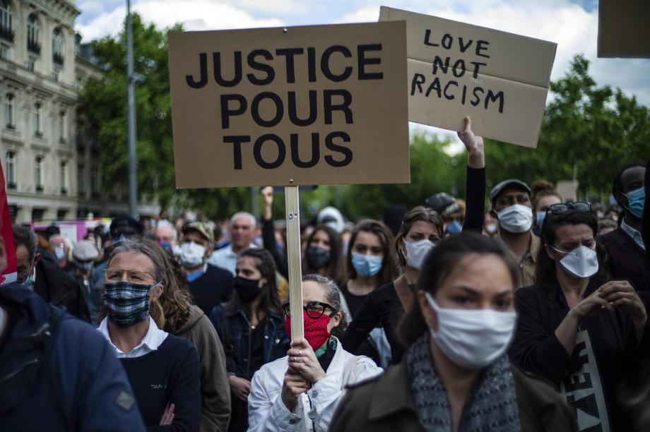 Une manifestation contre le racisme à Paris, le 9 juin.  EPA-EFE/YOAN VALAT