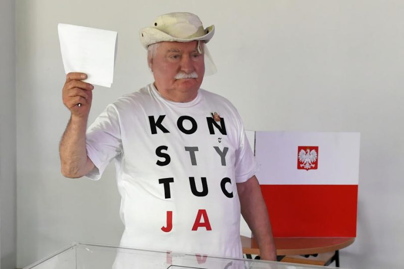 Pologne : vers un second tour entre le président sortant Duda et le candidat libéral