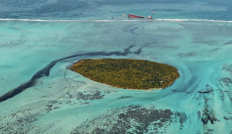 Marée noire à l’île Maurice : le bateau échoué menace de se briser