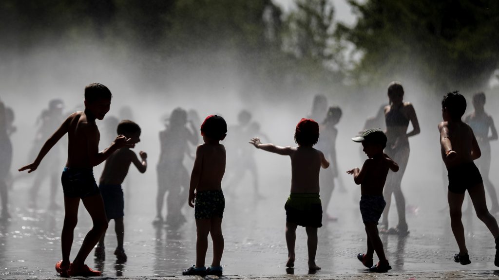 epaselect epa07672850 Children play in a fountain during a hot summer day, in Madrid, Spain, 25 June 2019. According to Spanish State Meteorological Agency AEMET, the country is expected to face an intense heat wave in the weekend, with temperatures that will rise above 42 degrees in Madrid and in the valleys of Ebro, Tajo, Guadiana and Guadalquivir.  EPA-EFE/Emilio Naranjo