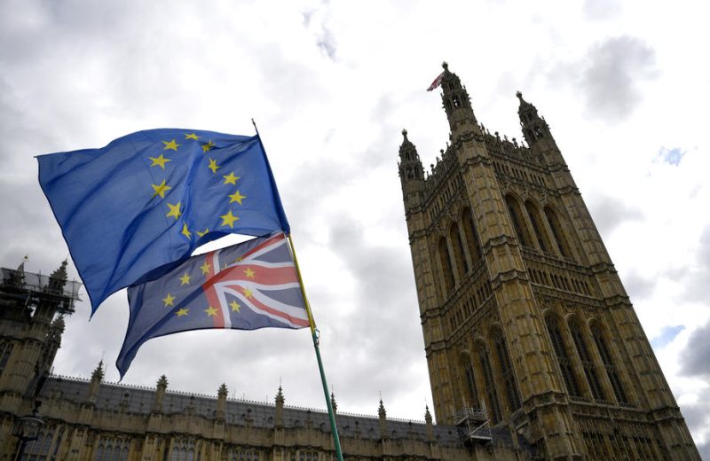 Divisés, les députés britanniques examinent la loi revenant sur l'accord du Brexit