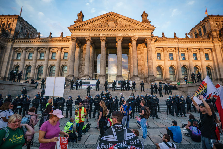 Right-wing protesters try to enter parliament building
