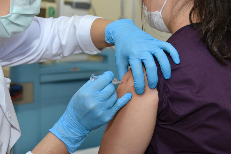 Covid-19: les vaccins argument de campagne aux Etats-Unis, chasse gardée des pays riches