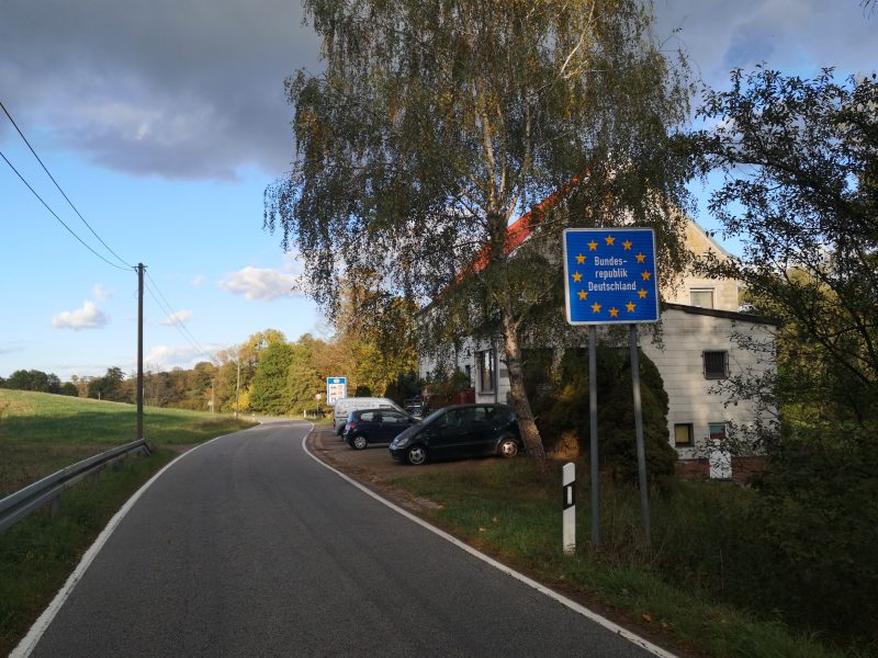 "Comme si le virus s'arrêtait à la frontière"