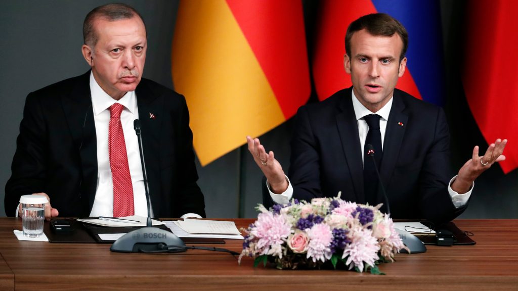 epa07124963 Turkish President Recep Tayyip Erdogan (L) and French President Emmanuel Macron (R) attend a press conference during the Syria summit in Istanbul, Turkey, 27 October 2018. Turkish President Recep Tayyip Erdogan, Russian President Vladimir Putin, German Chancellor Angela Merkel, and French President Emmanuel Macron met in Istanbul to plan a political resolution for the conflict in Syria.  EPA-EFE/MAXIM SHIPENKOV / POOL