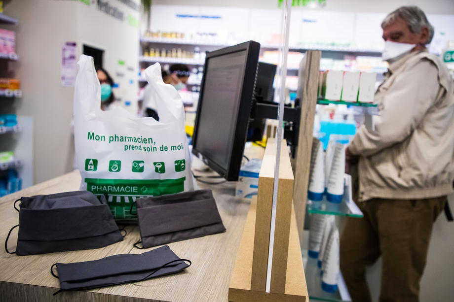 French pharmacies authorized to sell reusable masks
