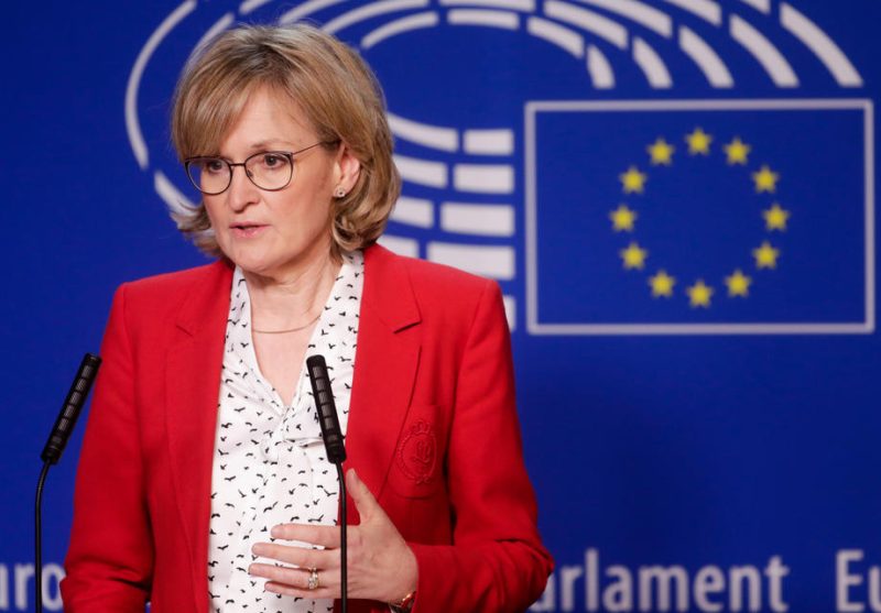 Le Parlement européen adoube les commissaires McGuiness et Dombrovskis
