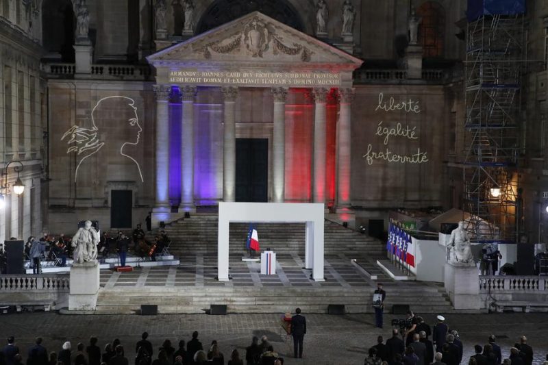 Macron rend hommage à Samuel Paty, "héros tranquille" de la République