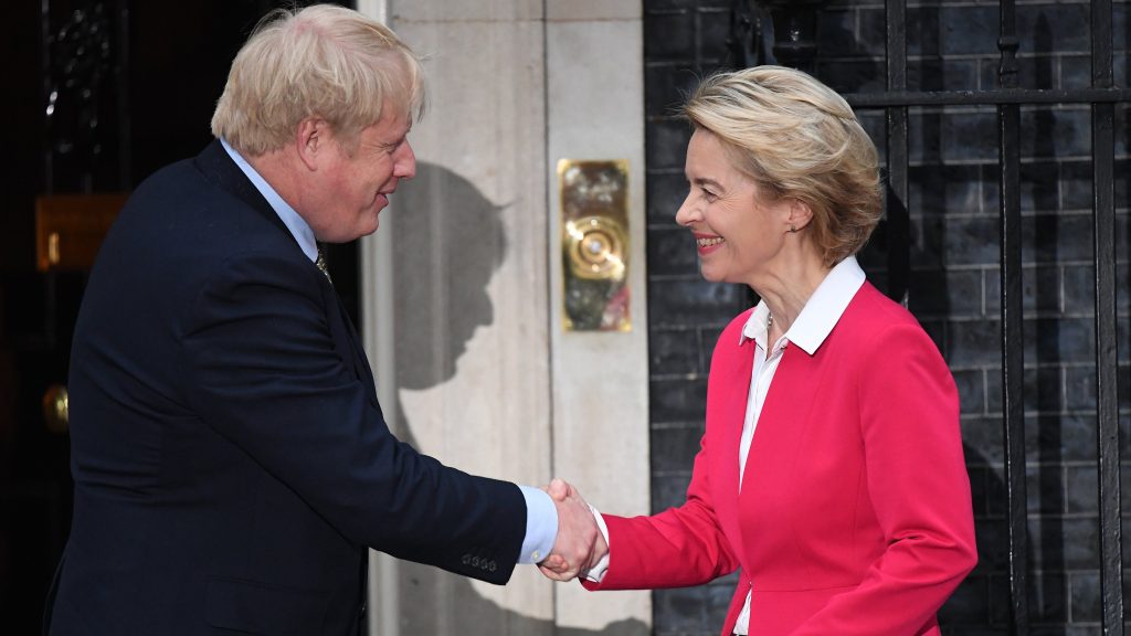 epa08112586 British Prime Minister Boris Johnson (L) welcomes European Commission President Ursula von der Leyen (R), to 10 Downing Street in London, Britain, 08 January 2020. Johnson and Leyen are expected to discuss the future relationship between Britain and the EU after Brexit.  EPA-EFE/ANDY RAIN
