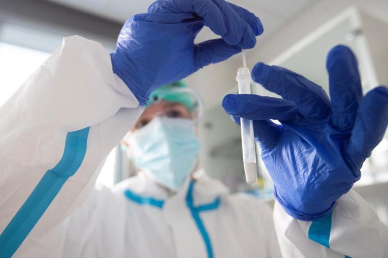 Covid-19 : la France teste massivement, les États-Unis vaccinent
