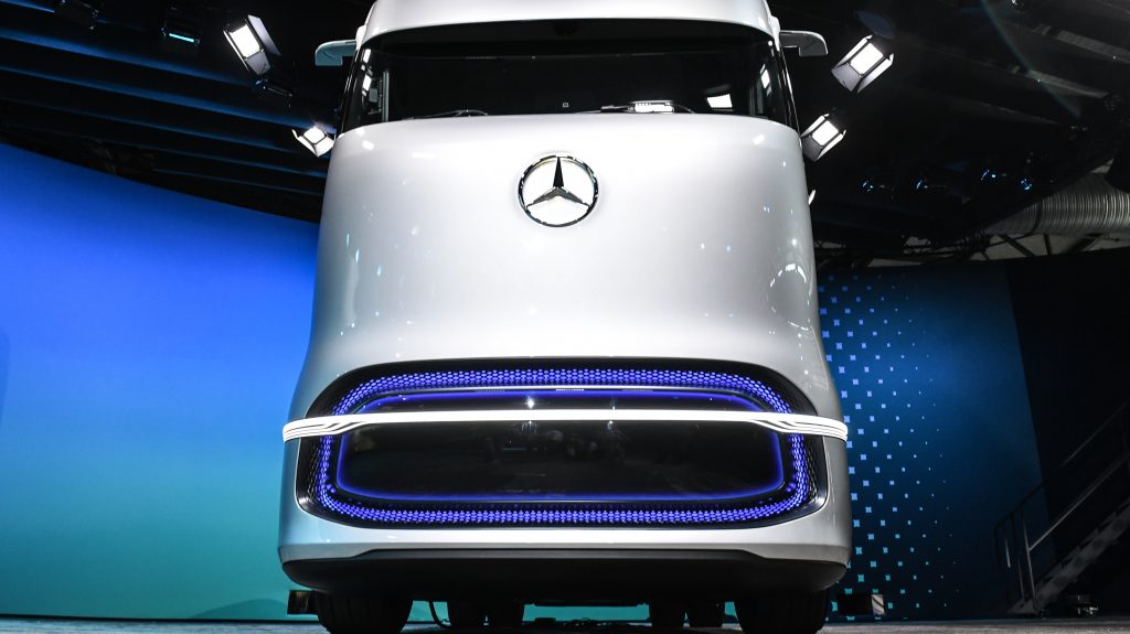 epa08672908 A prototype hydrogen-powered truck of Mercedes-Benz GenH2 on display during the Daimler press presentation in Berlin, Germany, 15 September 2020. The automobile manufacturer Daimler AG holds press conference on topic: Daimler Trucks on the future electro-technology strategy.  EPA-EFE/FILIP SINGER