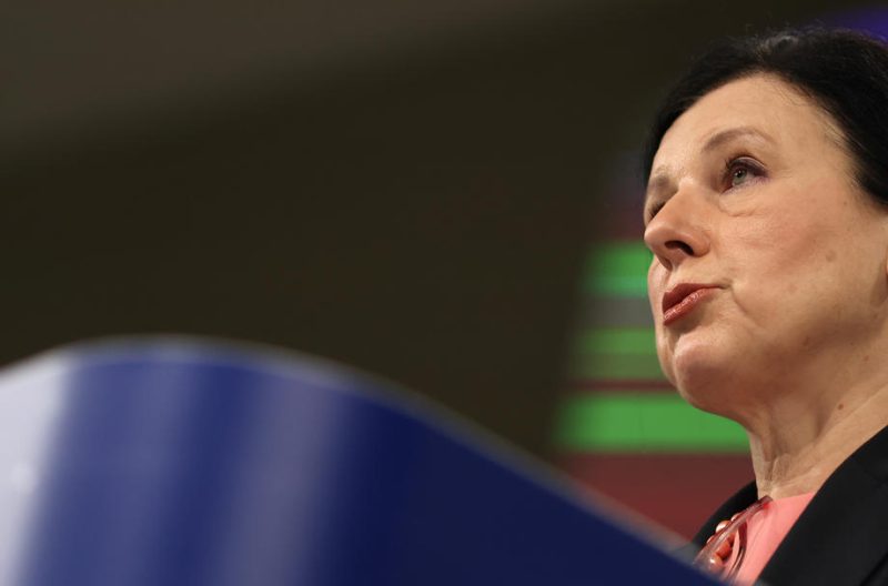 La Commission européenne pousse les plateformes numériques à démonétiser la désinformation
