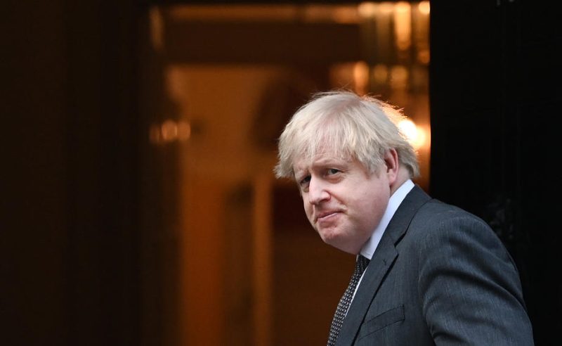 L'Angleterre reconfinée, polémique en France sur la lenteur des vaccinations