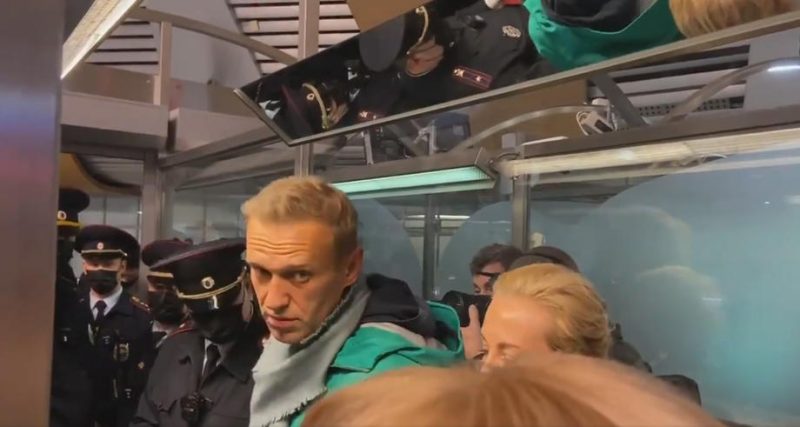 Avion dérouté, proches interpellés… Ce que l’on sait de l’arrestation de l’opposant russe Navalny
