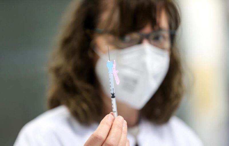 Virus : les frontières se ferment face aux variants, Moderna rassure