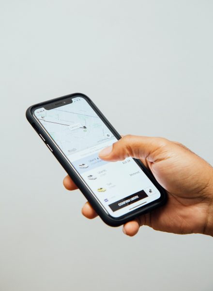 Rassemblement contre Uber devant la représentation de la Commission européenne à Paris