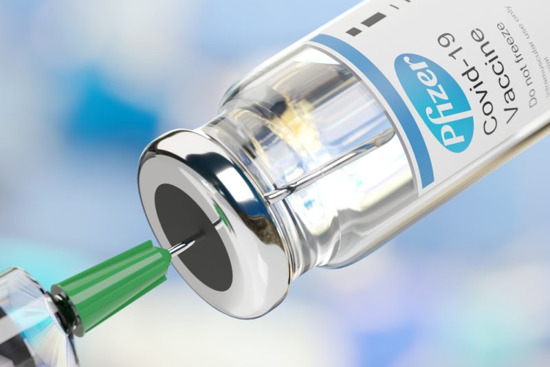 Deux infirmières espagnoles extraient une septième dose d'un flacon de vaccin Pfizer-BioNetch