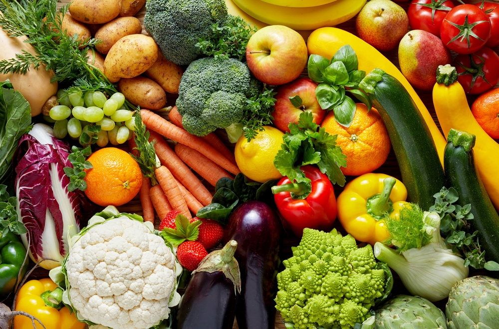 Different,Colorful,Fruits,And,Vegetables,All,Over,The,Table,In