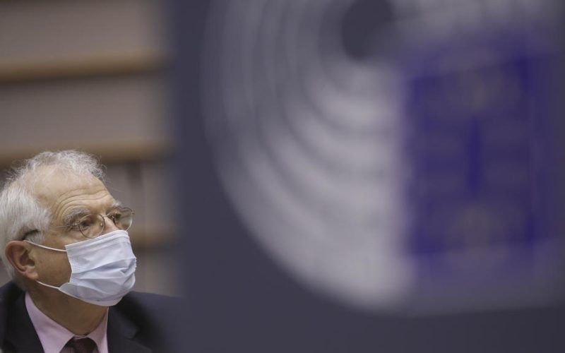 Sous pression, Borrell durcit sa ligne à l'égard de la Russie
