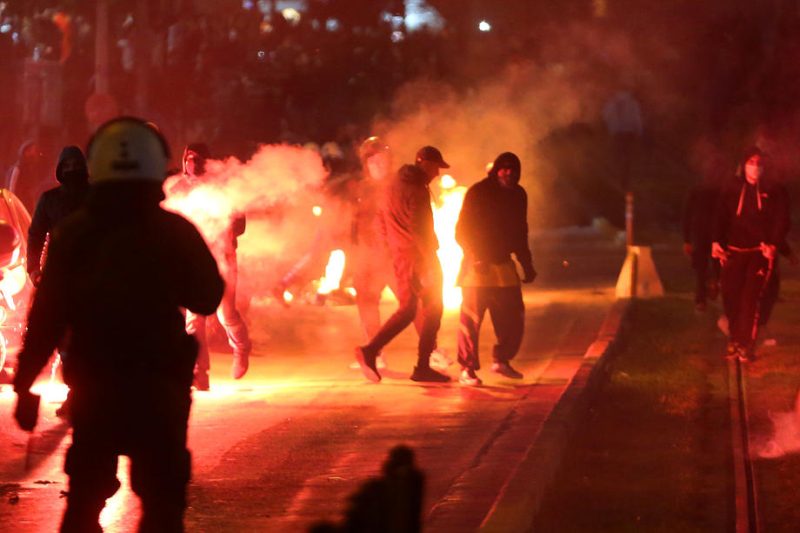 Des émeutes éclatent à Athènes sur fond de violence policière