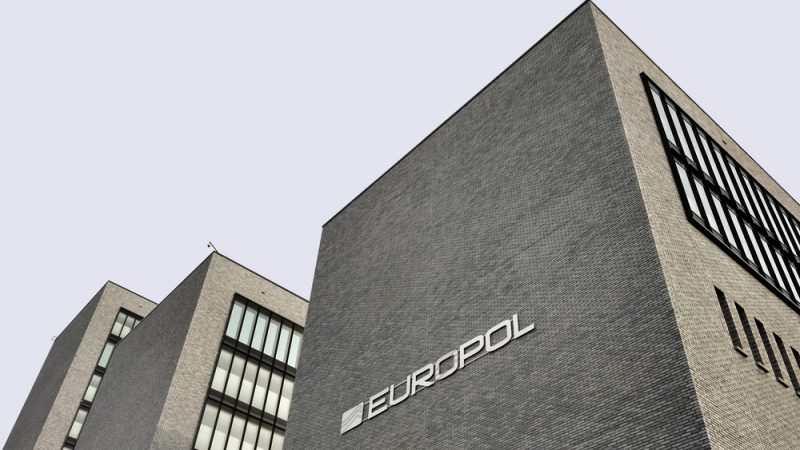 Europol : la Comission cherche à apaiser les craintes autour de la nouvelle plateforme de décryptage