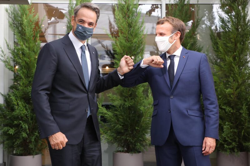 Sur les vaccins, l’Europe « est un peu un diesel », reconnaît Macron à la TV grecque