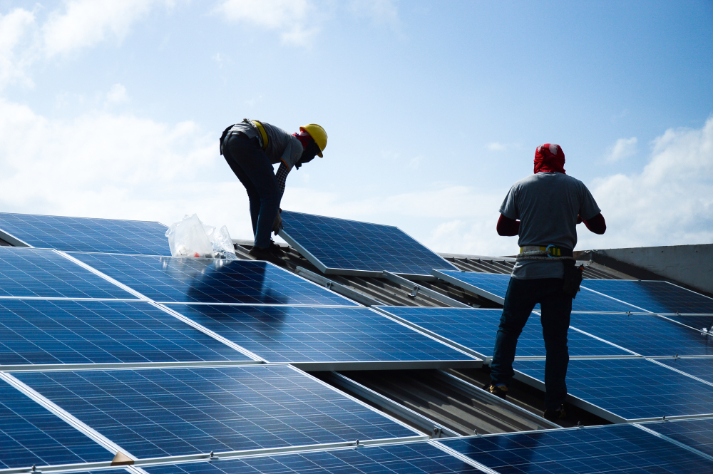Installing,A,Solar,Cell,On,A,Roof
